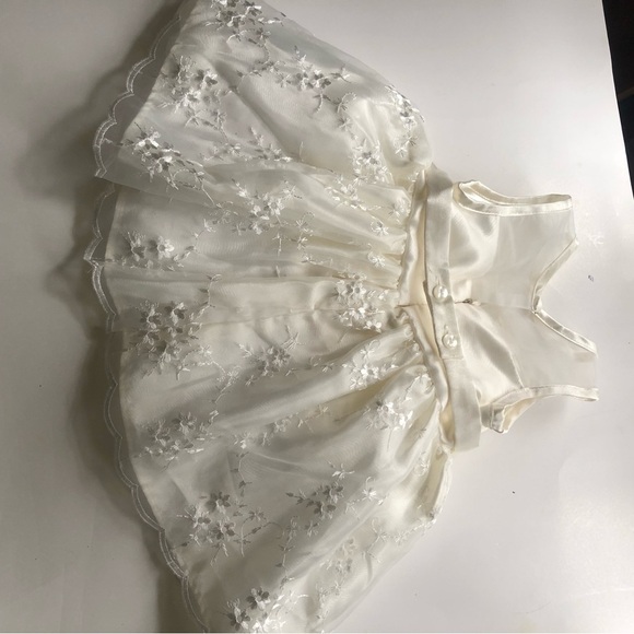 Elegant White Floral Dress - Picture 10 of 12